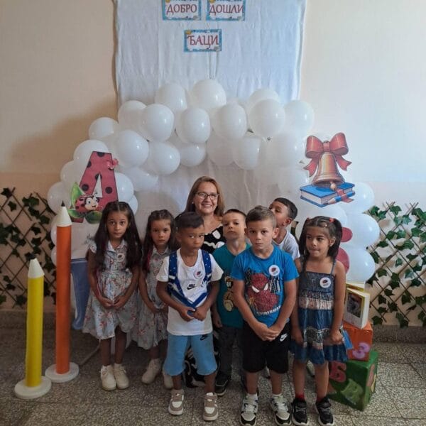 Свечани дочек предшколаца и ђака првака у истуреном одељењу у Преоцу.