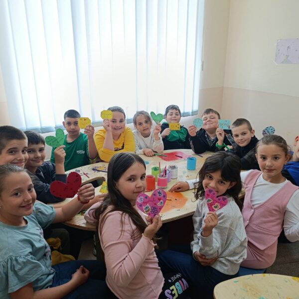 Ученици нижих разреда заједно са својим учитељицама током Недеље сећања и заједништва