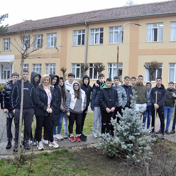 ГЕНЕРАЦИЈСКА САДЊА ДРВЕТА НАШИХ МАТУРАНАТА ШКОЛСКЕ 2025/2026. ГОДИНЕ